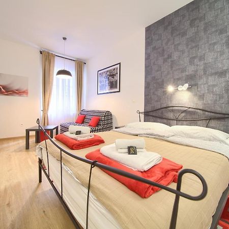 Logo Apartments 5 Min Walk To Main Square ซาเกร็บ ภายนอก รูปภาพ