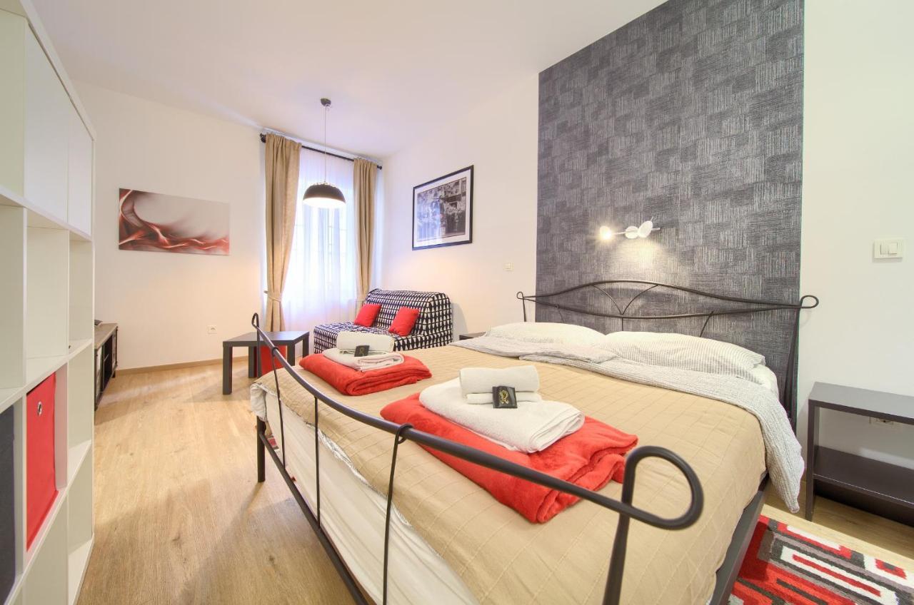 Logo Apartments 5 Min Walk To Main Square ซาเกร็บ ภายนอก รูปภาพ
