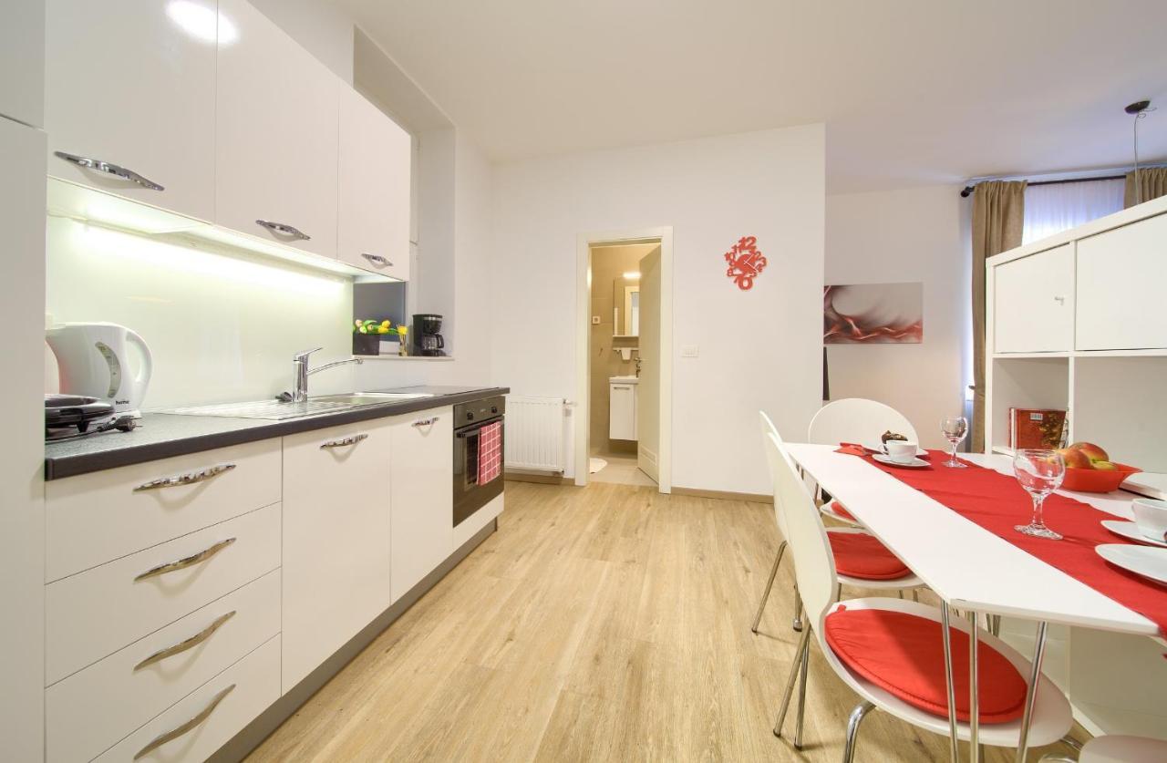 Logo Apartments 5 Min Walk To Main Square ซาเกร็บ ภายนอก รูปภาพ